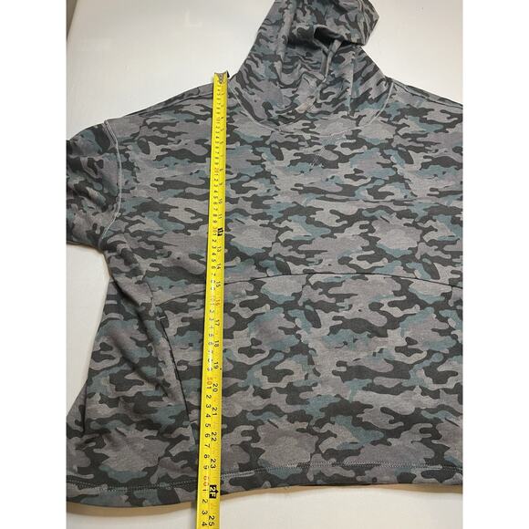 Fabletics Hoodie Camo Hadley Short Sleeve Athletic Top High Low Athleisure Sz M - Picture 2 of 6